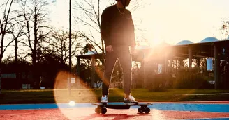  skateboard electrique base nautique et de plein air (1)