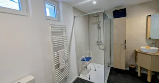 La maison de Marie-Jeanne à Maucloup sur la commune de Jabreilles Les Bordes - salle d'eau et wc rez de chaussée_10 La maison de Marie-Jeanne à Maucloup sur la commune de Jabreilles Les Bordes - salle d'eau et wc rez de chaussée_10