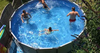 la piscine hors sol partagée avec la famille_4 la piscine hors sol partagée avec la famille_4