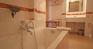 Château de Bort à Saint Priest Taurion en Haute-Vienne (Nouvelle Aquitaine)- Salle de bains chambre des îles_24 Château de Bort à Saint Priest Taurion en Haute-Vienne (Nouvelle Aquitaine)- Salle de bains chambre des îles_24