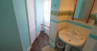 Château de Bort à Saint Priest Taurion en Haute-Vienne (Nouvelle Aquitaine)- salle d'eau chambre mauve_28