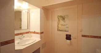 Château de Bort à Saint Priest Taurion en Haute-Vienne (Nouvelle Aquitaine)- Salle de bains chambre des îles_9 Château de Bort à Saint Priest Taurion en Haute-Vienne (Nouvelle Aquitaine)- Salle de bains chambre des îles_9