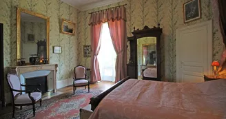 Château de Bort à Saint Priest Taurion en Haute-Vienne (Nouvelle Aquitaine)- chambre mauve_11 Château de Bort à Saint Priest Taurion en Haute-Vienne (Nouvelle Aquitaine)- chambre mauve_11