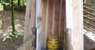 Cabane du "Vieux Huraud" à Saint Sylvestre en Haute-Vienne (Limousin). Les toilettes sèches_23