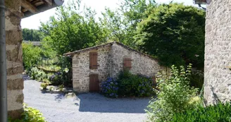 Gîte de La Faye à Compreignac en Haute-Vienne (Limousin en Nouvelle Aquitaine) - La cour_26