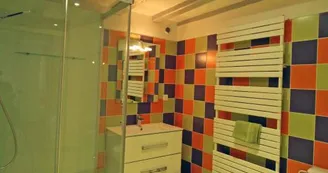 Gite "Le Génie de la Forêt" à Compreignac en Haute-Vienne (Limousin)- salle d'eau de la chambre 5_22