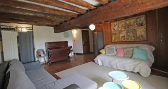 Gite "Lavaud" à Folles en Haute-Vienne (Nouvelle Aquitaine) - salon sur pallier étage_16