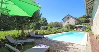 L'orangerie du Vignau, Domaine du Vignau, gîte à La Jonchère Saint Maurice, la piscine et le gîte_14