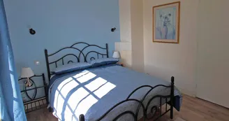 Gite Le Clos des Chênes à La Combe sur la commune de Thouron en Haute-Vienne (Nouvelle-Aquitaine) - chambre bleue_17