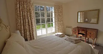 Gite Le Clos des Chênes à La Combe sur la commune de Thouron en Haute-Vienne (Nouvelle-Aquitaine) - chambre beige_18