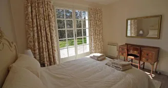 Gite Le Clos des Chênes à La Combe sur la commune de Thouron en Haute-Vienne (Nouvelle-Aquitaine) - chambre beige_18 Gite Le Clos des Chênes à La Combe sur la commune de Thouron en Haute-Vienne (Nouvelle-Aquitaine) - chambre beige_18