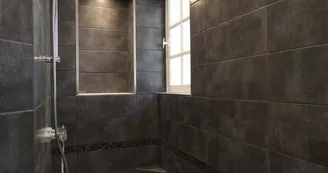 Gite Le Clos des Chênes à La Combe sur la commune de Thouron en Haute-Vienne (Nouvelle-Aquitaine) - douche de la salle d'eau_15