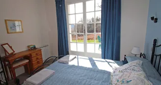 Gite Le Clos des Chênes à La Combe sur la commune de Thouron en Haute-Vienne (Nouvelle-Aquitaine) - chambre bleue_16