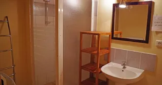 Gîte "Le Bourg" à Vaulry en Haute-Vienne (Nouvelle Aquitaine) - salle d'eau accès par espace détente de l'étage_17 Gîte "Le Bourg" à Vaulry en Haute-Vienne (Nouvelle Aquitaine) - salle d'eau accès par espace détente de l'étage_17
