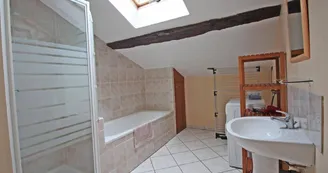 Gite "Le Bourg" à Vaulry en Haute-Vienne - salle de bains et wc (en rdc sur-élevé)_8 Gite "Le Bourg" à Vaulry en Haute-Vienne - salle de bains et wc (en rdc sur-élevé)_8