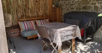 Gite "Puy Bouraud" à Vaulry en Haute-Vienne (Limousin en Nouvelle Aquitaine) - terrasse couverte_5 Gite "Puy Bouraud" à Vaulry en Haute-Vienne (Limousin en Nouvelle Aquitaine) - terrasse couverte_5