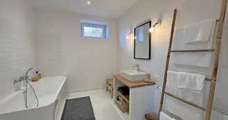 Les Granges du Tais à Ambazac en Haute-Vienne (Nouvelle Aquitaine) - chambre 1 dortoir avec salle de bains et WC_32 Les Granges du Tais à Ambazac en Haute-Vienne (Nouvelle Aquitaine) - chambre 1 dortoir avec salle de bains et WC_32