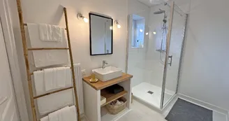 Les Granges du Tais à Ambazac en Haute-Vienne (Nouvelle Aquitaine) - chambre 1 dortoir avec salle d'eau et WC_33 Les Granges du Tais à Ambazac en Haute-Vienne (Nouvelle Aquitaine) - chambre 1 dortoir avec salle d'eau et WC_33
