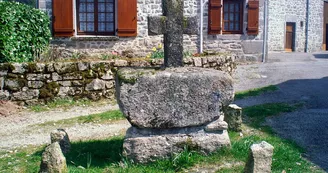 Croix près de la table de pique-nique