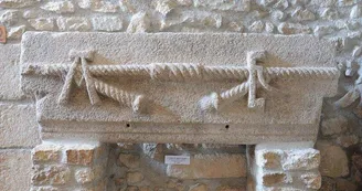 Fenêtre provenant du château de Monisme_4