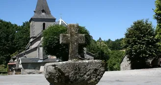 Croix dans le village_3