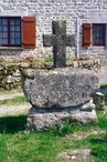 Croix près de la table de pique-nique
